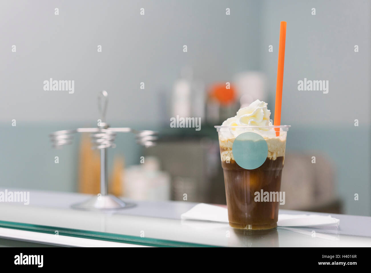 Nahaufnahme der Eiskaffee auf Theke im store Stockfoto