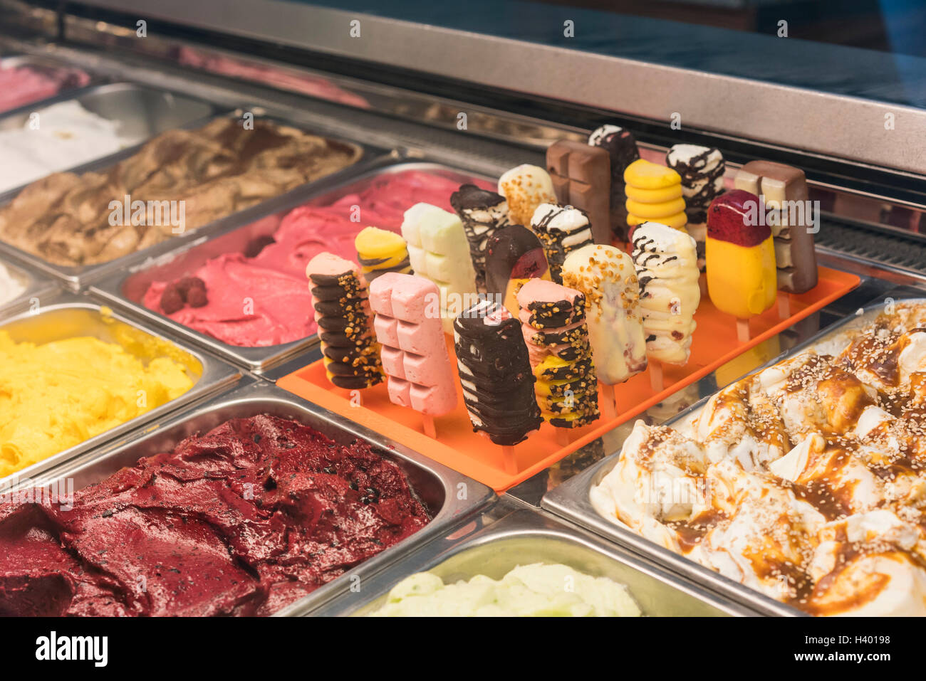 Nahaufnahme von verschiedenen Eissorten auf dem Display zum Verkauf an Speicher Stockfoto