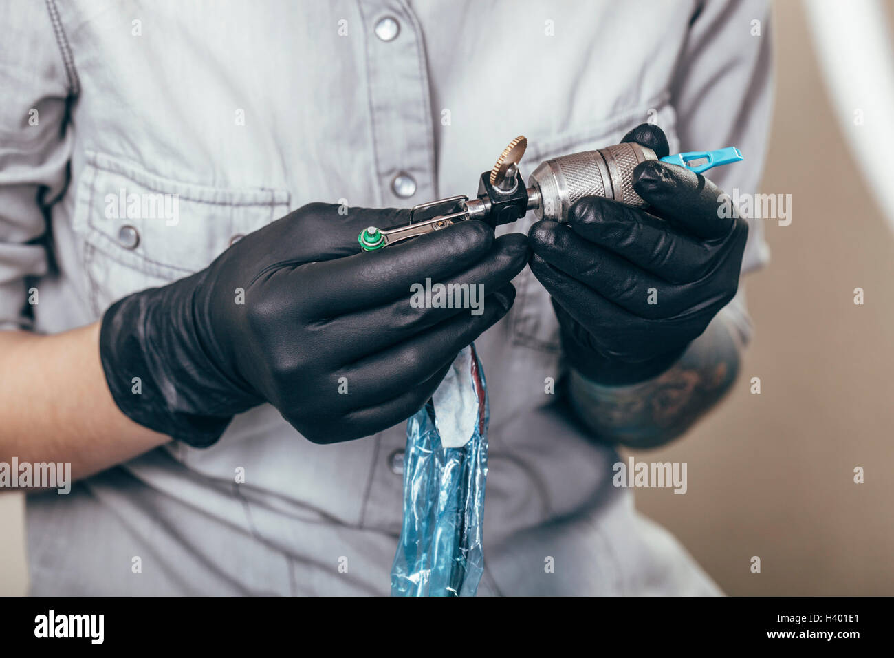 Mittelteil der Tätowierer halten Ausrüstung im Art studio Stockfoto