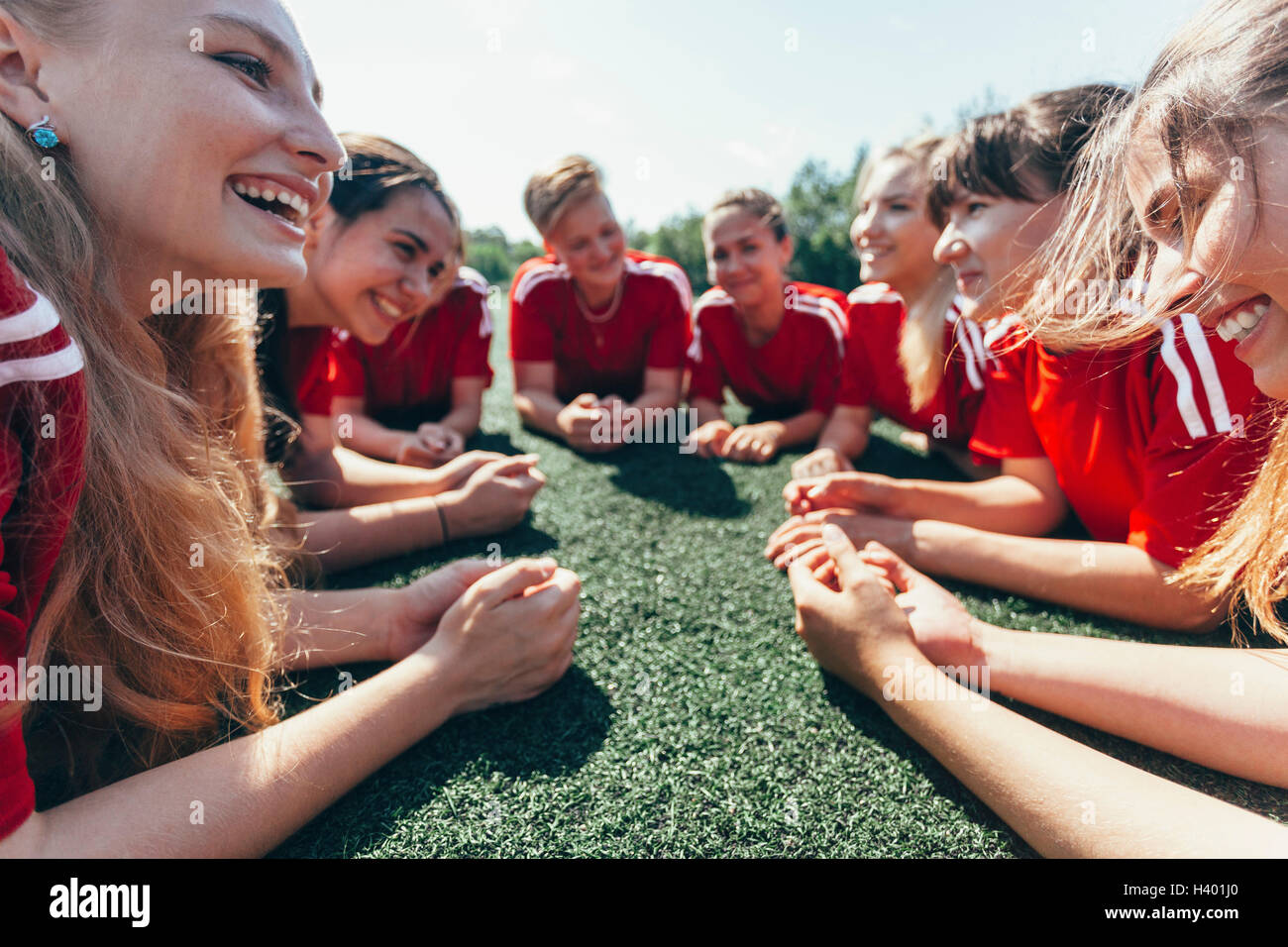 Nahaufnahme des Sport-Team auf dem Spielfeld liegen Stockfoto