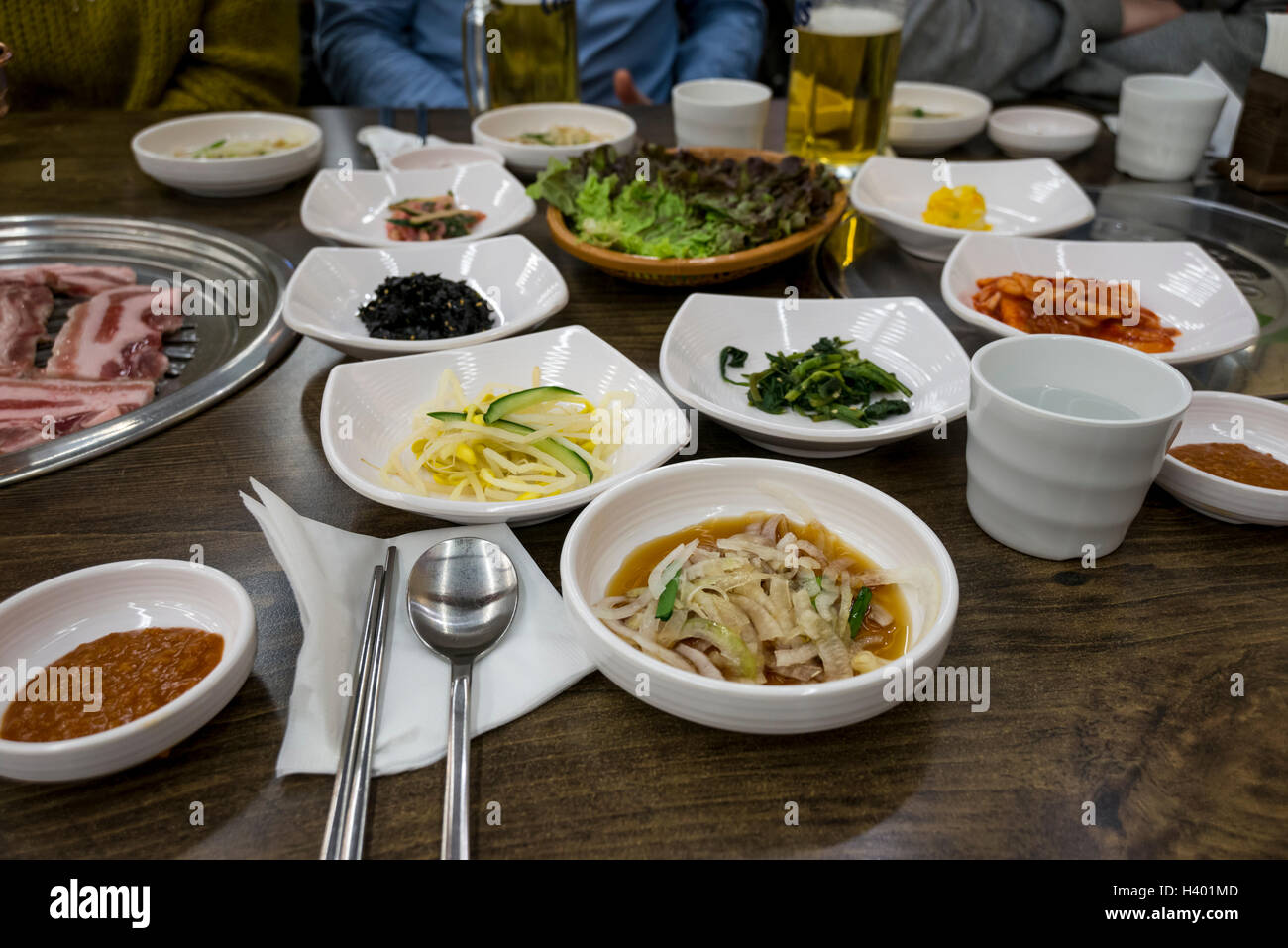 Kleine Gerichte Banchan (Beilage) auf Tisch in einem Restaurant, Myeongdong, Seoul, Korea gelegt. Diese sind im Preis enthalten. Stockfoto