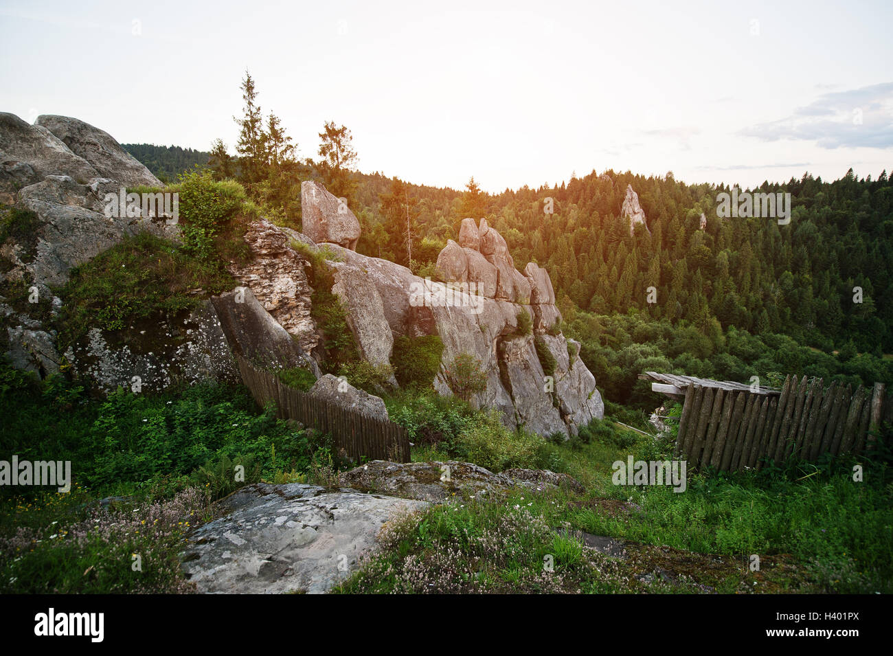 Tustan Festung Ruinen der Felsen im Karpaten-Ukraine Stockfoto