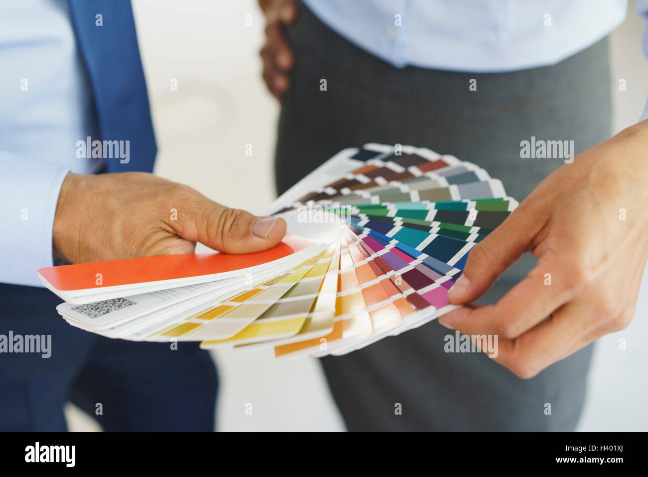 Mittelteil der Unternehmer wählen Farbfelder auf Kreativbüro Stockfoto