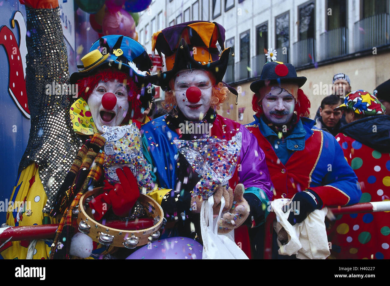 Deutschland, Köln, Karneval, Clowns, drei, Geste, halbe Porträt, Karneval, Männer, Frau, Futter, Verkleidungen, Kostüme, verkleidet, Schminke, geschminkt, glücklich, Lächeln, machen Musik, Instrumente, Clown Kostüme, Stockfoto