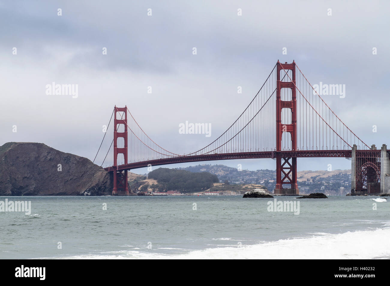 Golden Gate Bridge über die Bucht von Wasser gegen Himmel bei nebligen Wetter, San Francisco, Stockfoto