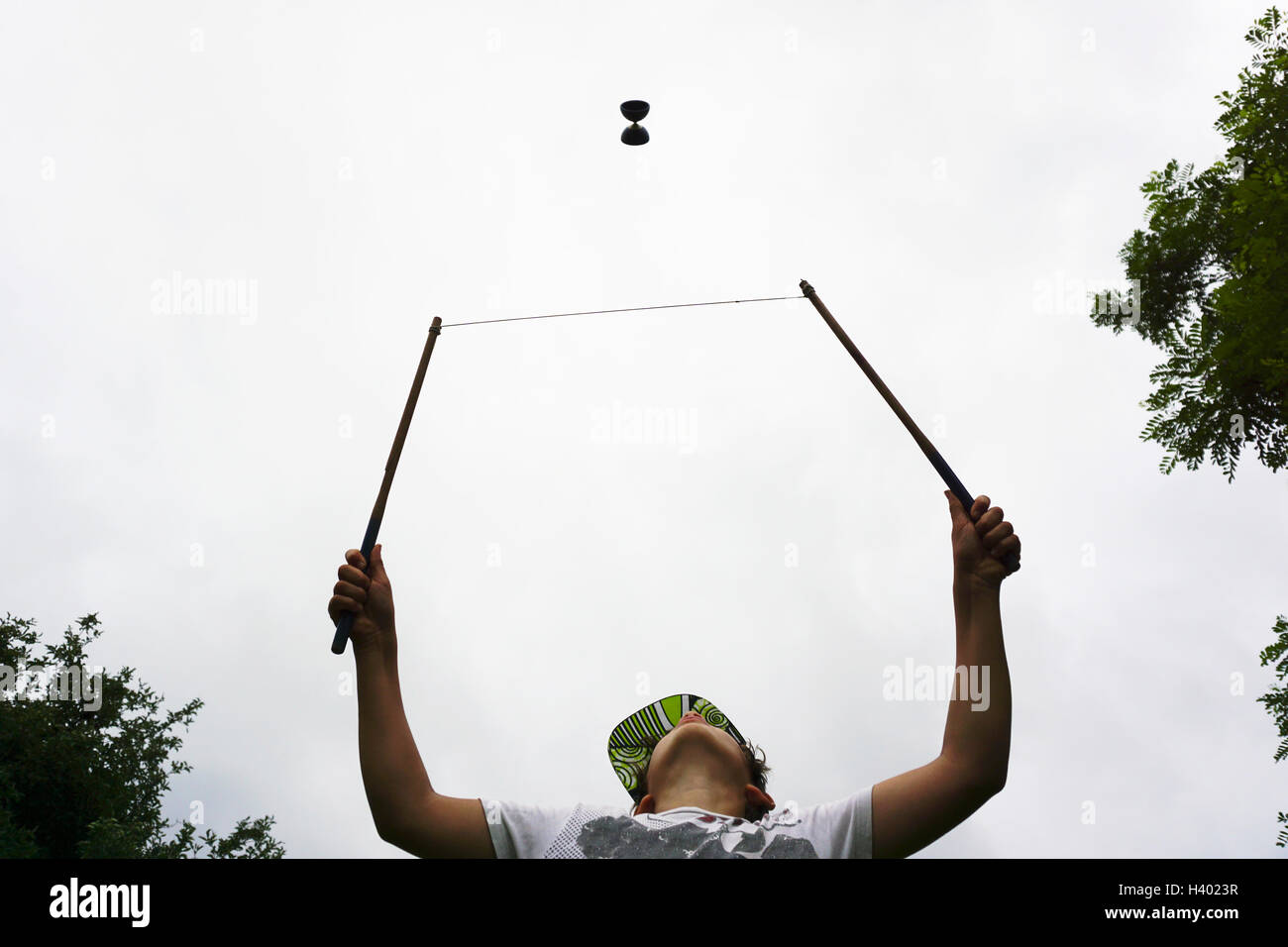 Niedrigen Winkel Ansicht der junge spielt mit Diabolo gegen Himmel Stockfoto