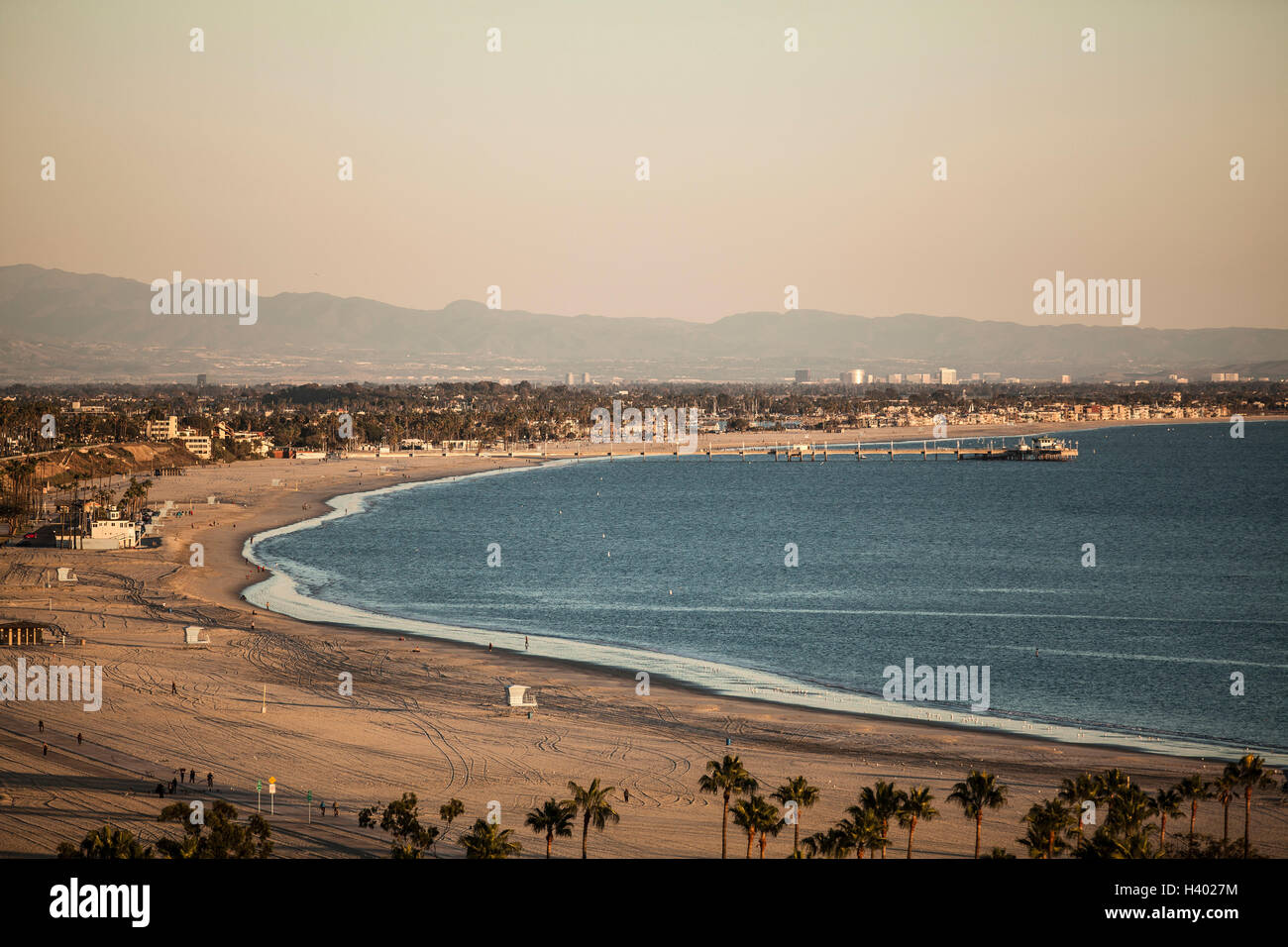 Blick auf Strand gegen klaren Himmel, San Pedro Bay, Long Beach, Kalifornien, USA Stockfoto