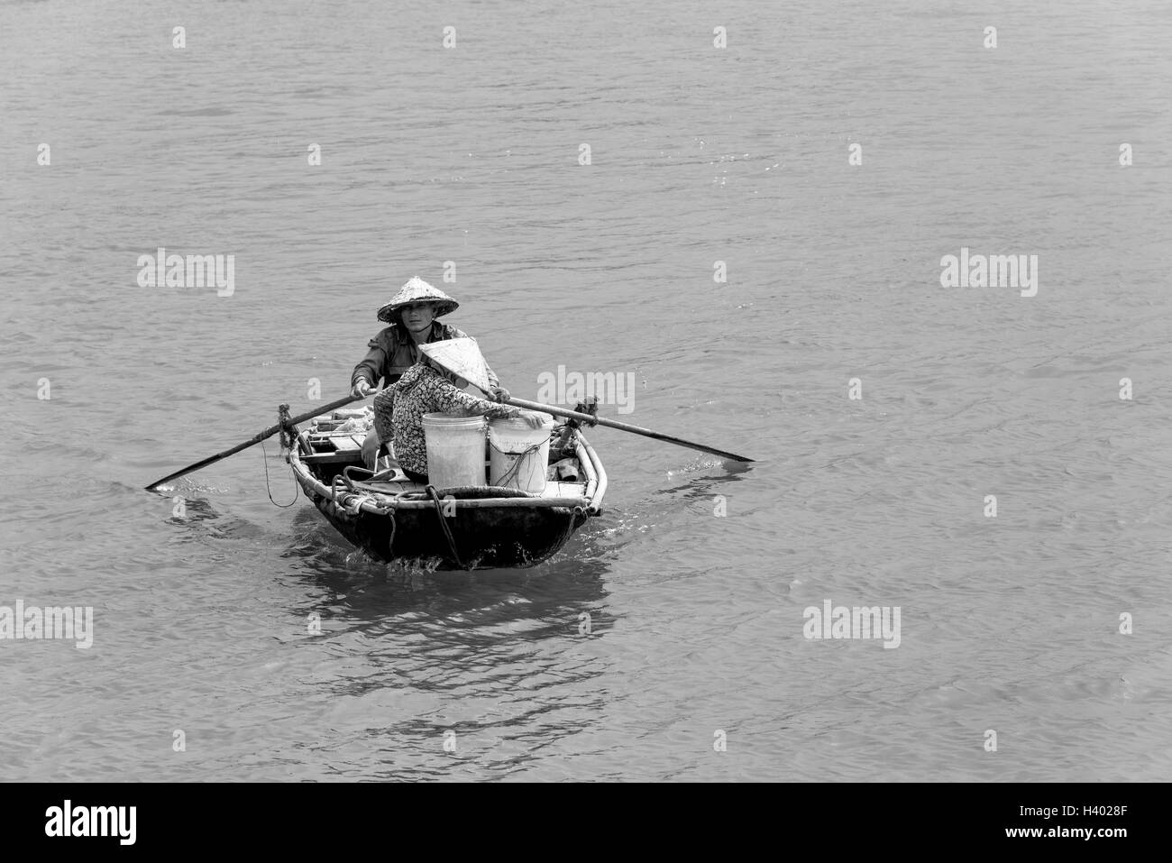 Angelboot/Fischerboot in Ha Long Bay. Stockfoto
