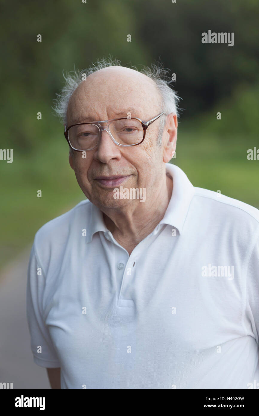 Porträt von lächelnden senior Mann im park Stockfoto