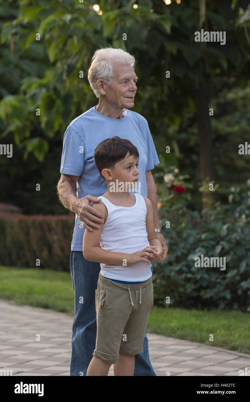 Lächelnden Großvater mit Enkel auf Wanderweg im park Stockfoto
