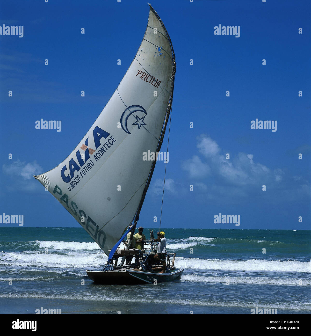 Brasilien, Ceara, Canoa Quebrada, Strand, Jangada, Segelboote, Männer, Meer, Boot, Schiff, Wasser Sport Stockfoto