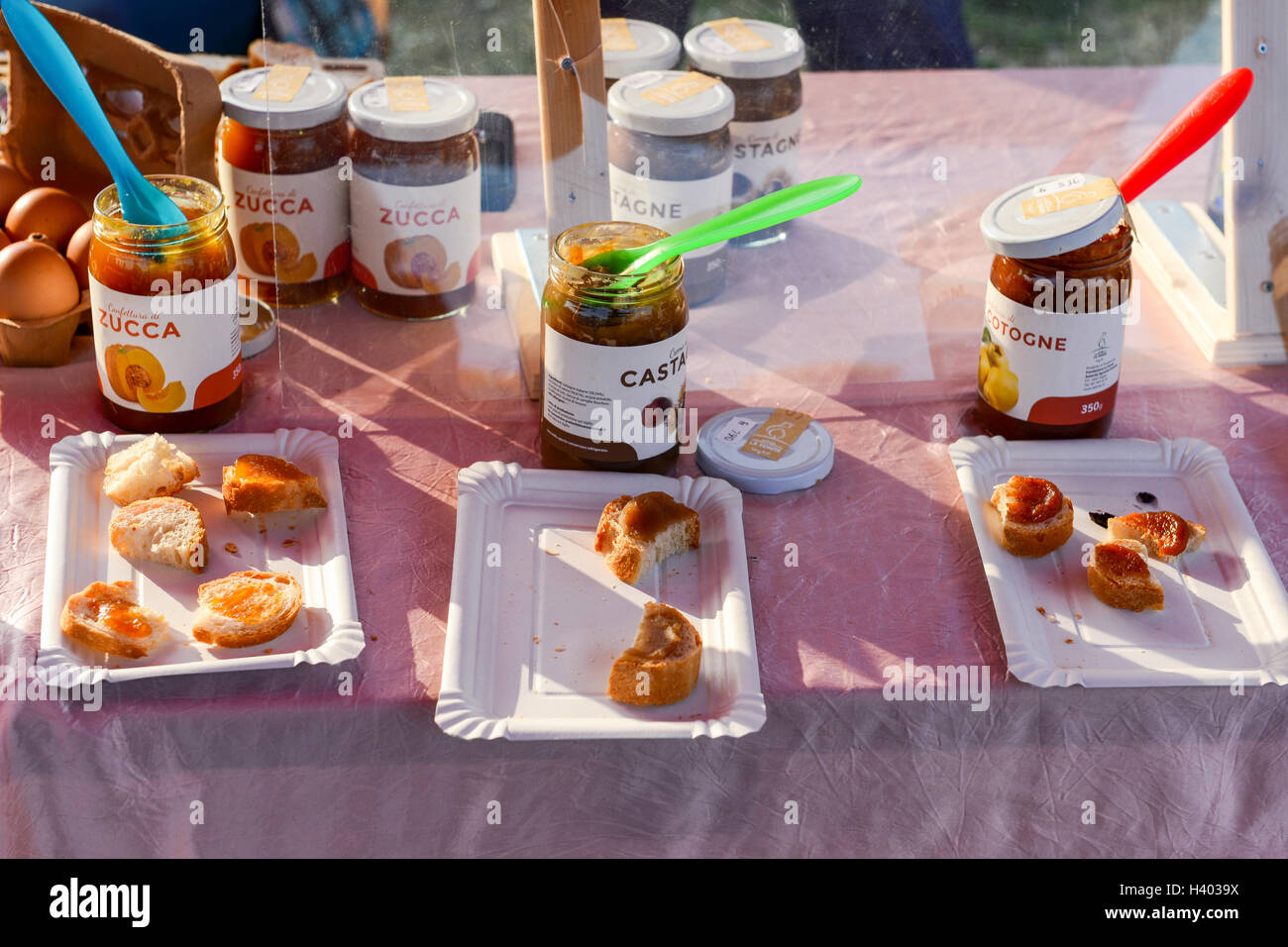 Hausgemachte Marmelade zum Verkauf auf einem Bauernmarkt Stockfoto