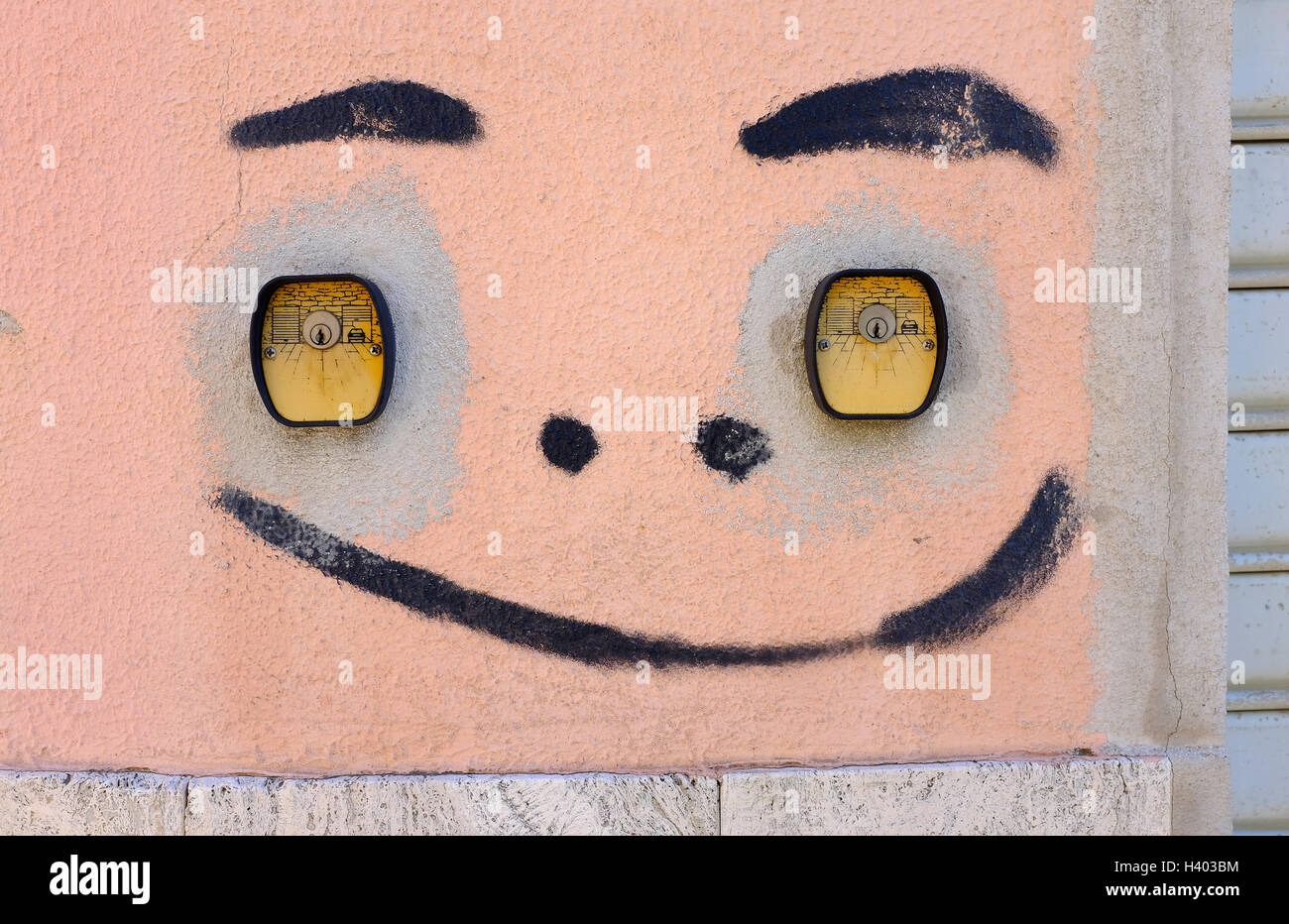 Bemaltes Gesicht auf Garagenwand, nuoro, sardinien, italien Stockfoto