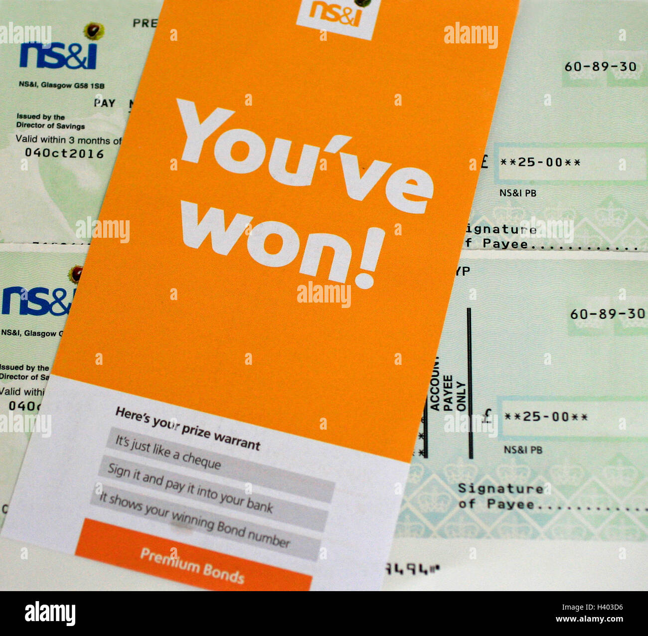 Britische Premium Bond Gewinner Schecks sind in einem Studio Fotografieren in London 11. Oktober 2016 gesehen. Stockfoto