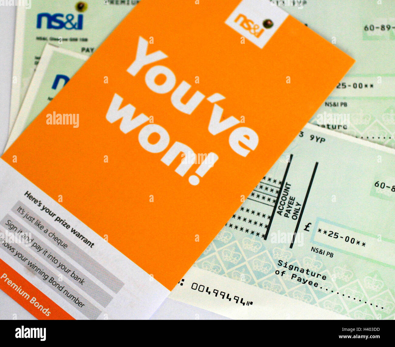 Britische Premium Bond Gewinner Schecks sind in einem Studio Fotografieren in London 11. Oktober 2016 gesehen. Stockfoto