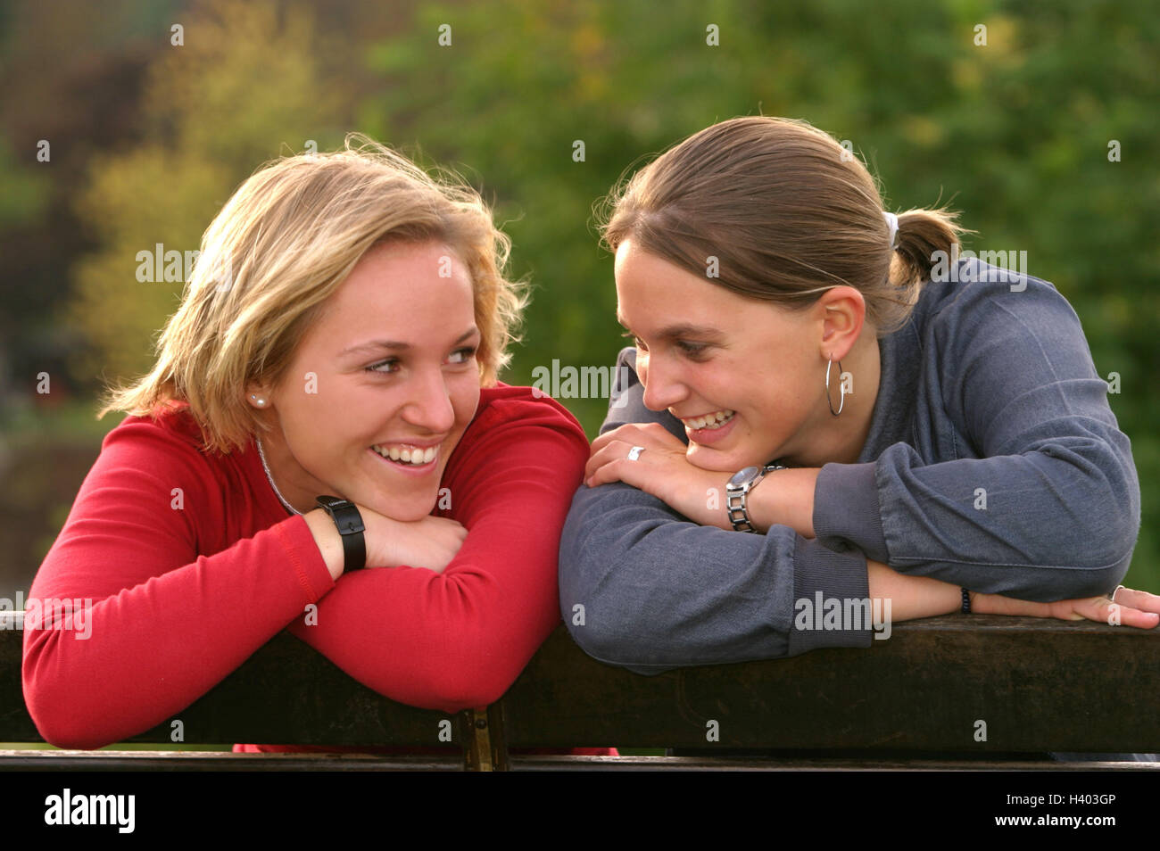 Lästern mädchen Fotos und Bildmaterial in hoher Auflösung Alamy