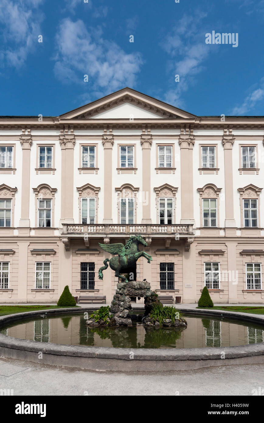 Brunnen und Fassade des barocken Schloss Mirabell (Schloss Mirabell) in Salzburg, Österreich Stockfoto