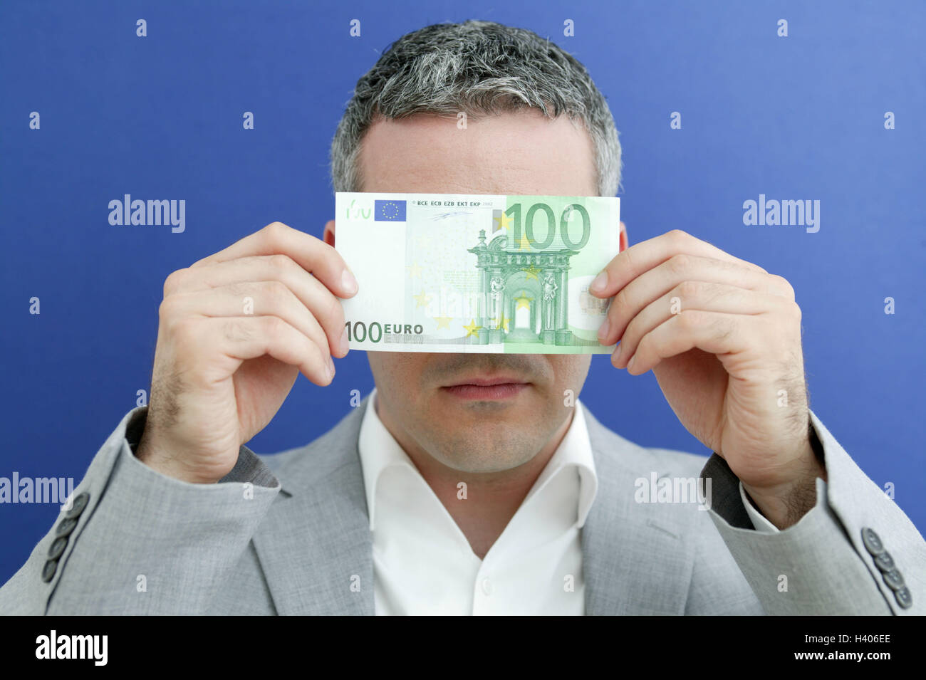 Mann, ernst, Geldscheine, halten, Check, Portrait, Porträt eines Mannes, 30-40 Jahre, Ausdruck, negativ, kritisch, Geld, Währung, Euro, Geldschein, leicht 100 Euro, 100 Euro, betrachten, Echtheit überprüfen, Falschgeld, Bargeld, bedeutet Zahlung, Finanzen, Inhalt, Lohn, Einkommen, Kredit, Rendite, Ärger, Skepsis, Misstrauen Stockfoto