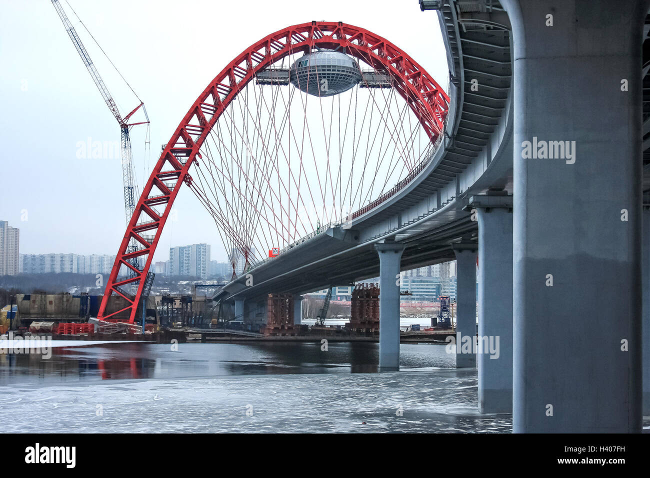 Eine elegante Schrägseilbrücke in Moskau. Stockfoto