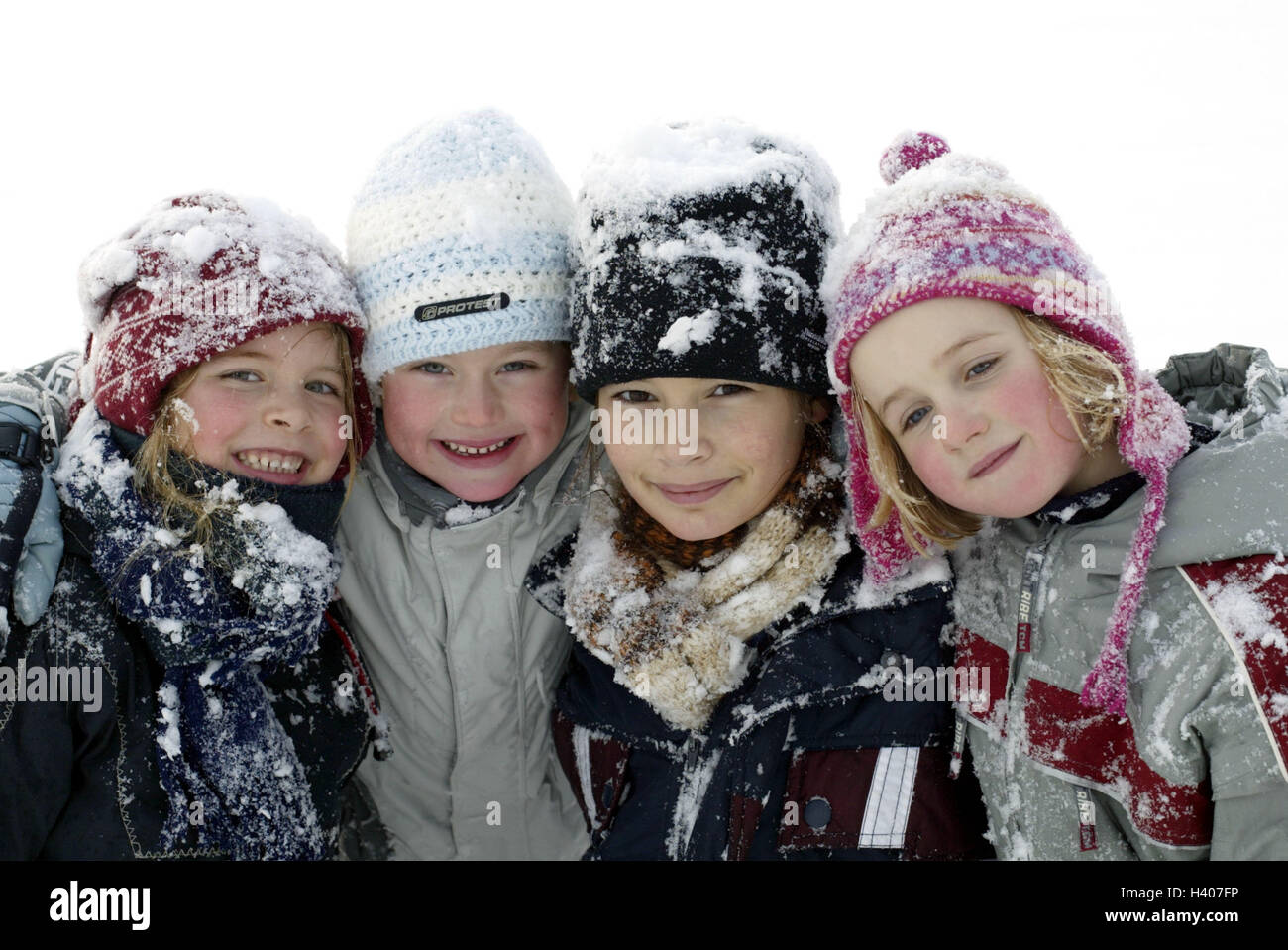 Mädchen, Lächeln, Winterkleidung, Gruppenbild, Porträt, Saison, Winter, Winterspass, Kinder, Kindheit, Freunde, vier, glücklich, Fröhlichkeit, Schnee, Spaß, Freude, Fröhlichkeit, Winterkleidung, Schnee Kleidung, Abwehrkräfte, Rückfahrkamera, Kind Portrait, Mützen, Kopfbedeckungen Stockfoto
