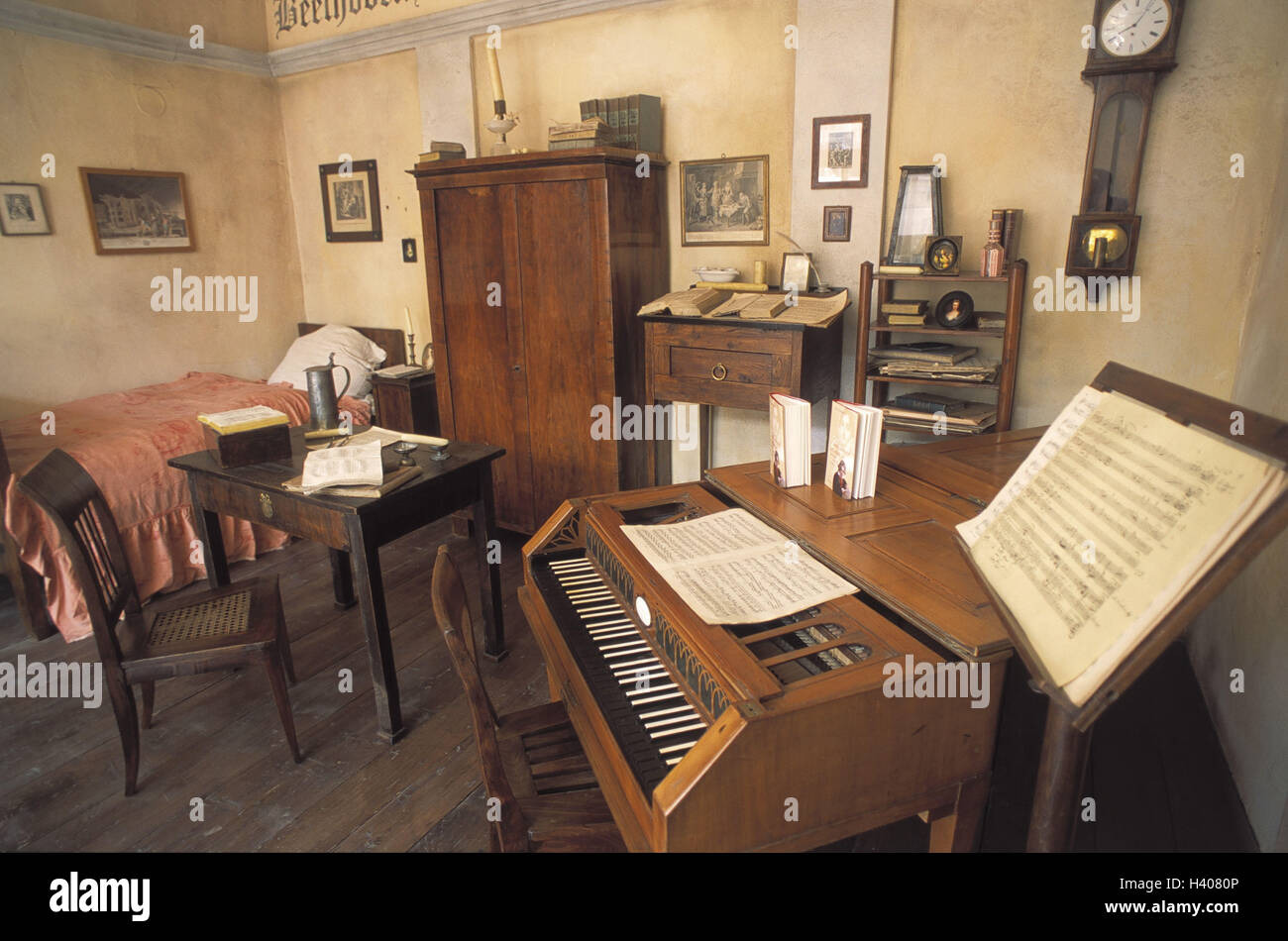 Österreich, Wien, Theater in Wien, Beethoven im Zimmer, Europa, Hauptstadt, Stadt, premunicipal Theater, Theater, Zimmer, Schlafzimmer, Studie, Tisch, Stuhl, Stille, Ruhe, Erinnerung, Ludwig van Beethoven, Komponist, Bett, Kunst, Kultur, Ort von Interesse Stockfoto