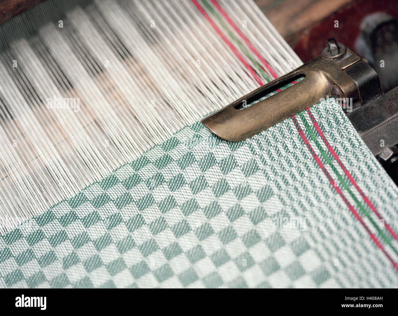 Webstuhl, Detail, Produktion, Substanz, Wirtschaft, Industrie, Handwerk, Handarbeit, Textilindustrie, Substanz-Produktion durch Maschine, Stoff Produktion, Weberei, industrielle Webstuhl, nostalgisch, Nostalgie, traditionell, Fabrik, Stoff, Faden, min. Stockfoto