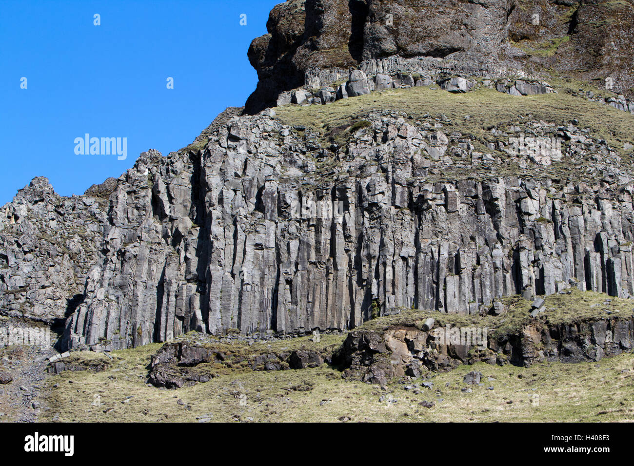 Basalt Säulen vulkanischen Felsformationen in Klippen in der Nähe von Sea Island Stockfoto