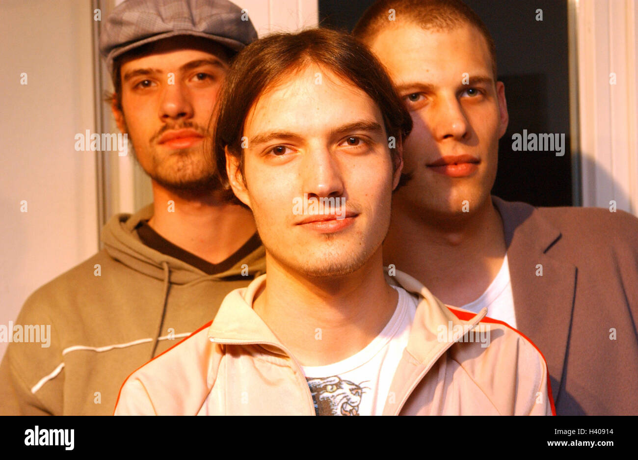 Männer, jung, Lächeln, Gruppenfoto, Portrait, Porträt eines Mannes, Schüler, Jugendliche, 20-30 Jahre, Freunde, Freundschaft, Wohngemeinschaft, Mannes Wirtschaft Stockfoto