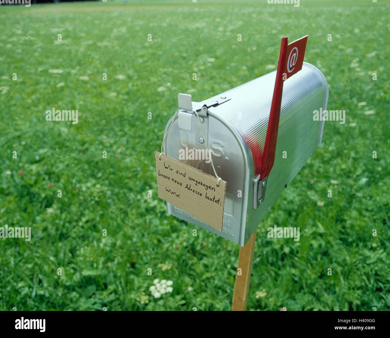 Wiese, "Postfach", draußen, At-Zeichen, Symbol, Symbol, Umzug Botschaft, Botschaft, erhalten, informiert, Post, Botschaft, US-Botschaft, e-mail, erhalten, Rezeption zahlen, Prozession, Form, geänderte Kleidung, Exodus, Adresse, Anschrift, neu, elektronische Messa Stockfoto