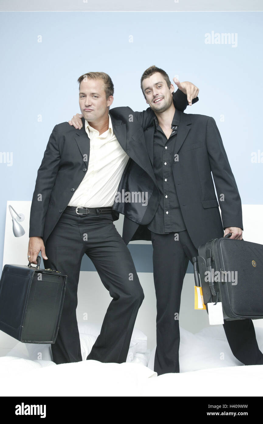 Hotelzimmer, Männer, Anzug, Doppelbett, Stand, Arm in Arm, Geste, Erfolg, stolz, Zufriedenheit Hotel, Zimmer, Geschäftsleute, Manager, 30-40 Jahre, Business, Business trip, Kollegen, Partner, Partnerschaft, Team, Optimismus, Freude, erfolgreich, selbstbewusst, Kapazität, Glück, triumphieren, cool, Coolness, Gelassenheit, Vertrauen, Teamwork, Partnerschaft, Jung Unternehmer, sorglos, fröhlich, optimistisch, glücklich, innen, Ti2 Stockfoto