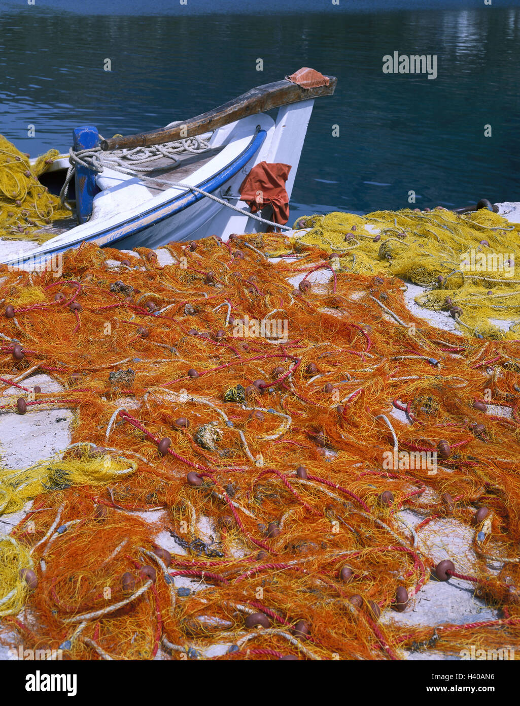 Griechenland, Hafen, Bootssteg, Boot, Fischernetze, Detail, Europa, Südostasien, Europa, Ellas, Hellas, Elliniki Dimokratia, Hafen, Hafen, Wehrmauer, Angeln, Fischen, Boot, Holzboot, Fischerboot, Netzwerke, Lüge, angelegt Stockfoto