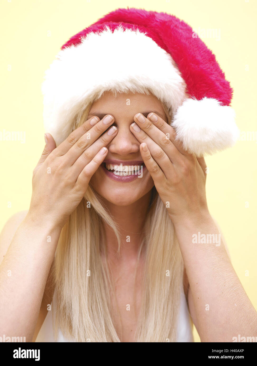 Frau, Blond, die Weihnachtsmütze, Augen, Kopf gerade, Porträt, 20-30 Jahre, Langhaarig, Weihnachten Frau, Hand, Geste, "nichts sehen, lachen", Überraschung, Freude, glücklich, erwartungsvoll, hoffentlich, Prejoy, Vergnügen, Fröhlichkeit, Freude, positive Stimmung, für Weihnachten, C Stockfoto