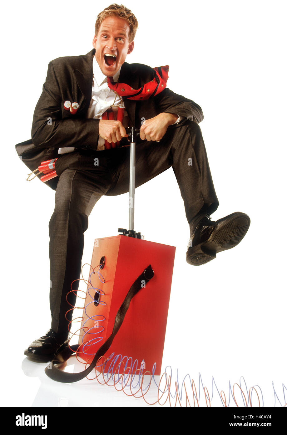 Geschäftsmann, Dynamit, Sprengladung, Zündmechanismus, Trigger, Geste Konzepte, Geschäftsmann, Spritzen, bestreuen, Release, Zündung, Aufschlüsselung, Abbruch, Release, Zerstörung, Kraft, Wahnsinn, Studio, Textfreiraum Stockfoto