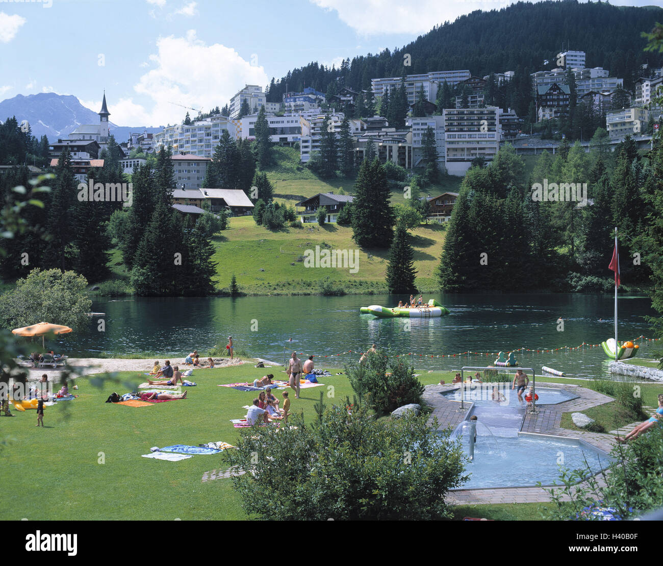 Schweiz, Kanton Graubündens, Arosa, lokale Ansicht, Unterlake, Badende,  Europa, Region Schanfigg, Ort, Luftkurort, Wintersport-Ort, Kirche, Häuser,  Hotels, See, Badesee, Saison, Sommer, Pool, Swimmingpool, Tourismus,  Tourist, Urlauber, Ferien ...