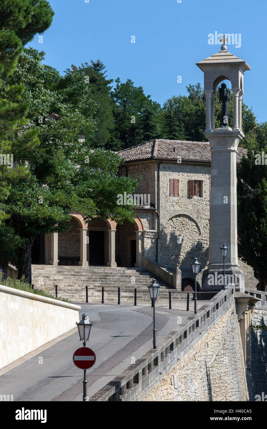 Eine religiöse Monument in einer Straße in der Republik San Marino - ein Fraktionen Microstate von Italien umgeben. Stockfoto