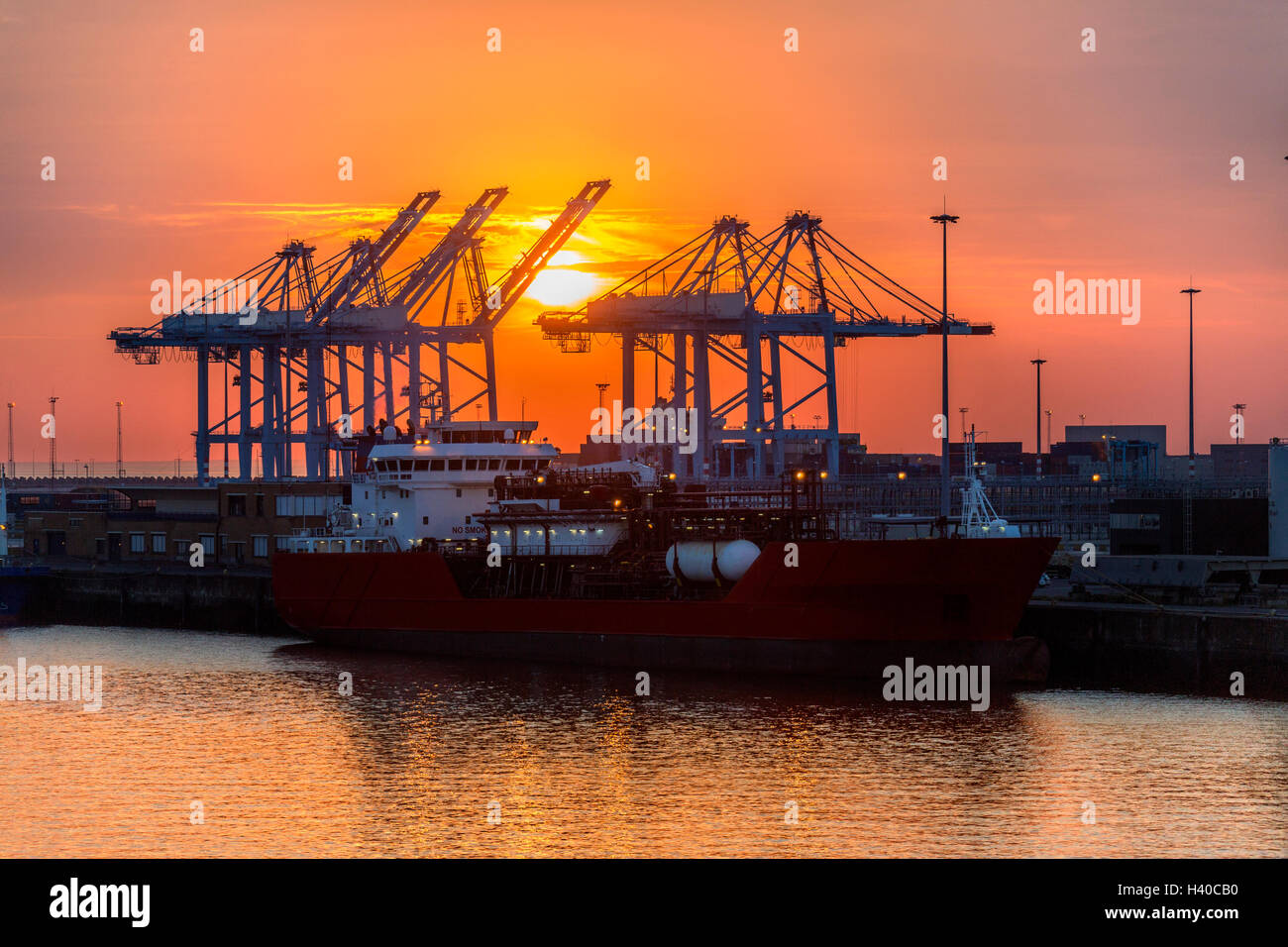 Schiff im Dock bei Sonnenuntergang in den Hafen von Zeebrugge in Belgien. Stockfoto