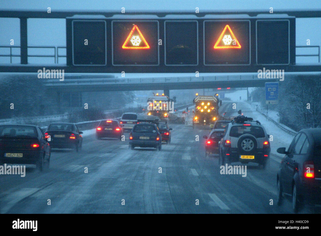 Deutschland, Autobahn, Räumfahrzeuge, sichern, Dämmerung, winter, Europa, Straße, Verkehr, Zeichen, Zeichen, Anzeigetafel, Aufmerksamkeit, Achtung Tipps, Schneefall, Straße Beziehungen winterlichen Schnee, Schnee Glätte, Glatteis, Glätte, Gefahr Kollision Folie Gefahr, Winter Stockfoto