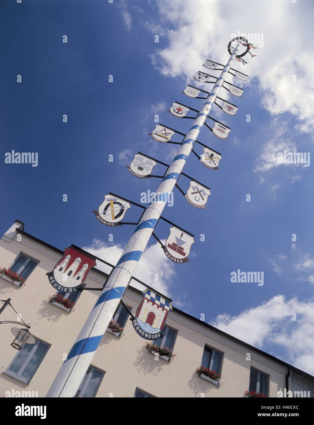 Deutschland, Bayern, Deggendorf, Stadtplatz, Maibaum, Europa, Niederbayern, Bezirk, Stadt, Stadt, Innenstadt, Zentrum, Innenstadt, Marktplatz, Tradition, Traditionen, Zunftzeichen, Gilden, Straße der Kaiser und Könige Stockfoto