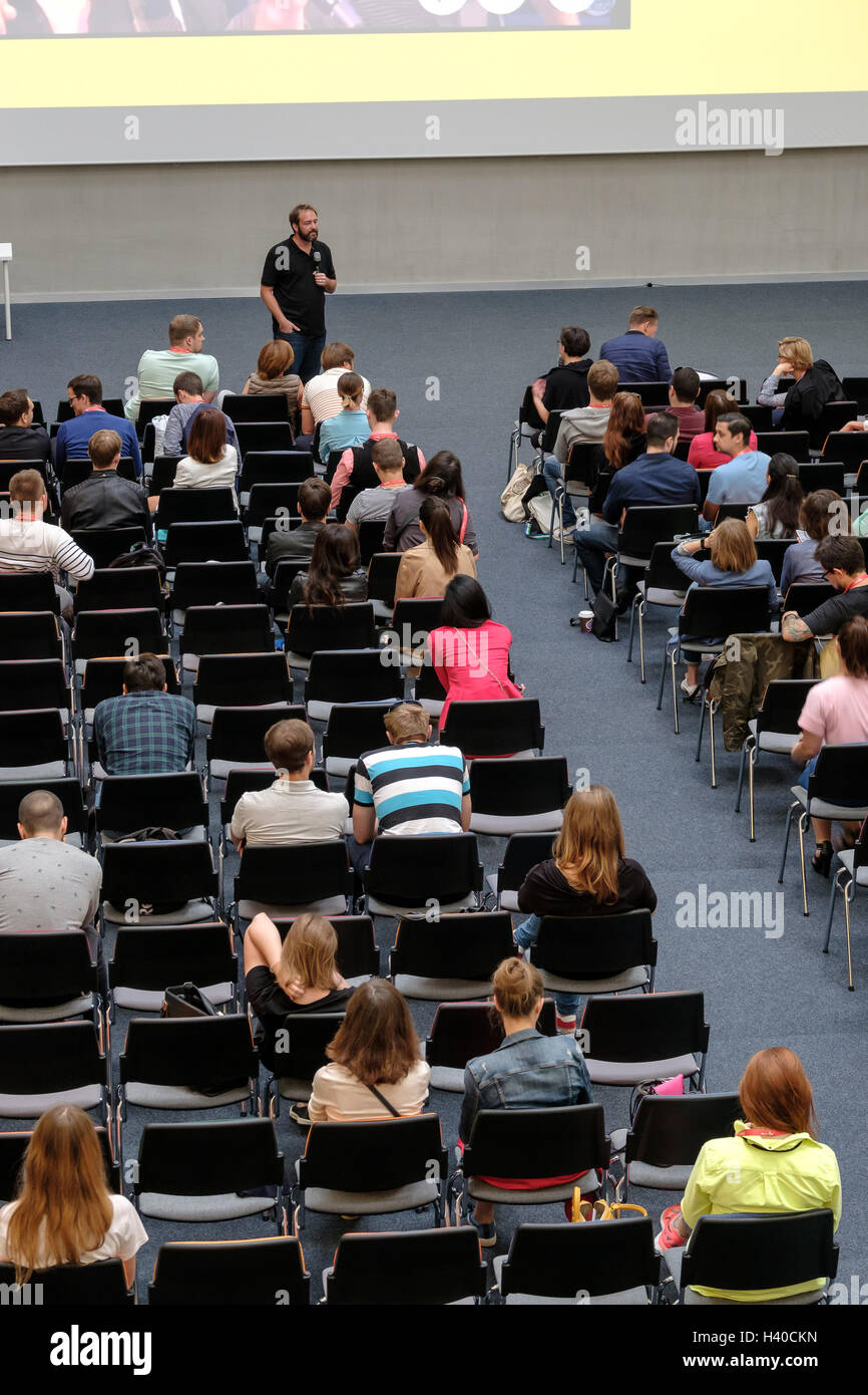 Menschen besuchen Digital-Marketingkonferenz im großen Saal Stockfoto