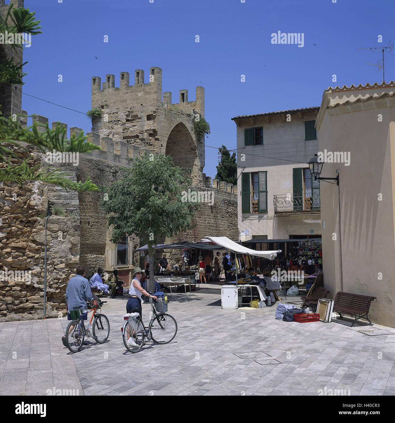 Spanien, Mallorca, Alcudia, Stadtmauer, Turm, Marktplatz, Tourist, der Balearen, Insel, Mittelmeer, Platz, Markt, Vertrieb, Andenken, Tourismus, Wehrmauer, Sehenswürdigkeit, strukturieren Stockfoto