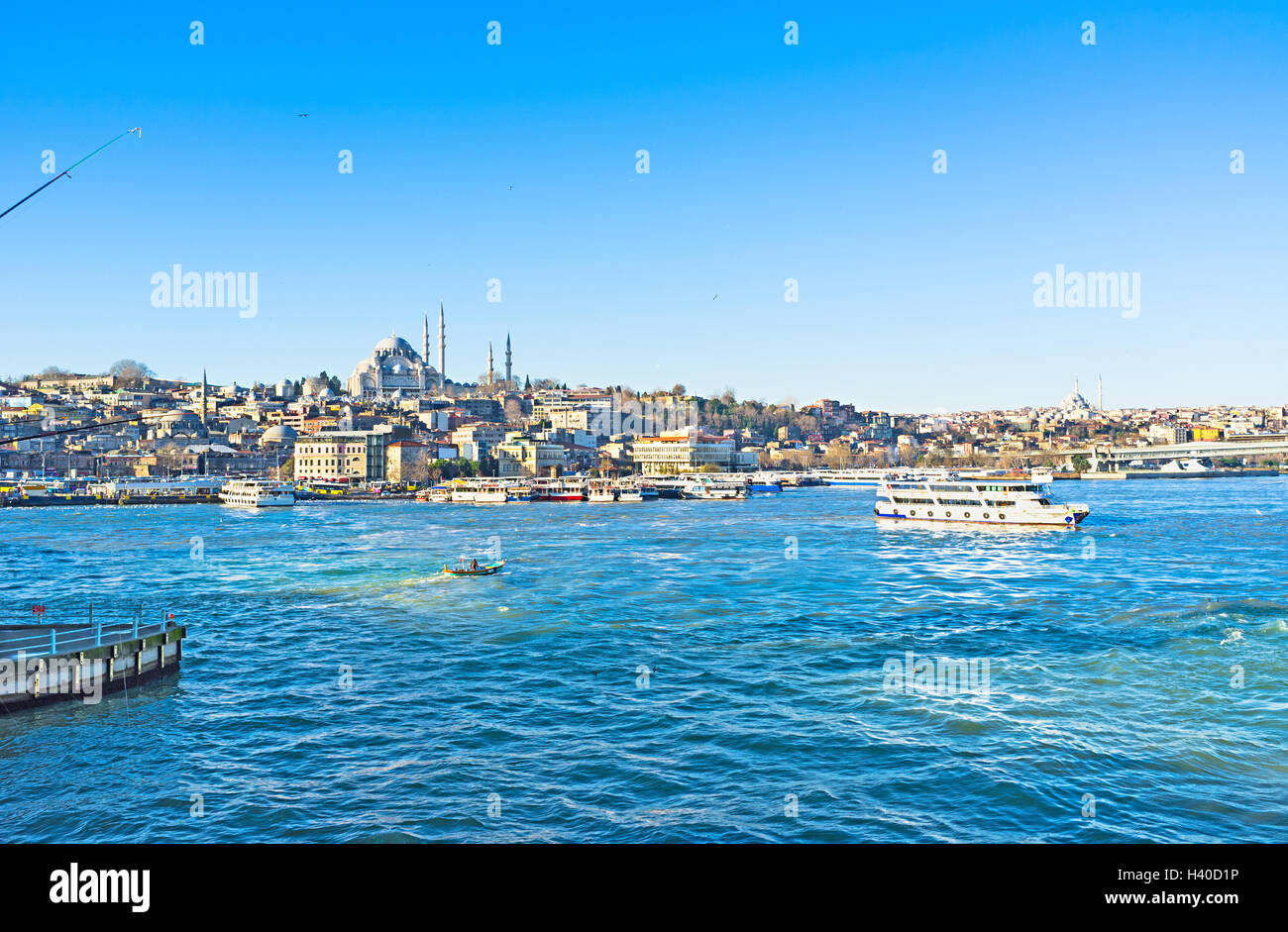 Die Galata-Brücke ist einer der besten Aussichtspunkte, die interessante Ausblicke am anderen Ufer des Golden Horn Bay bietet Stockfoto