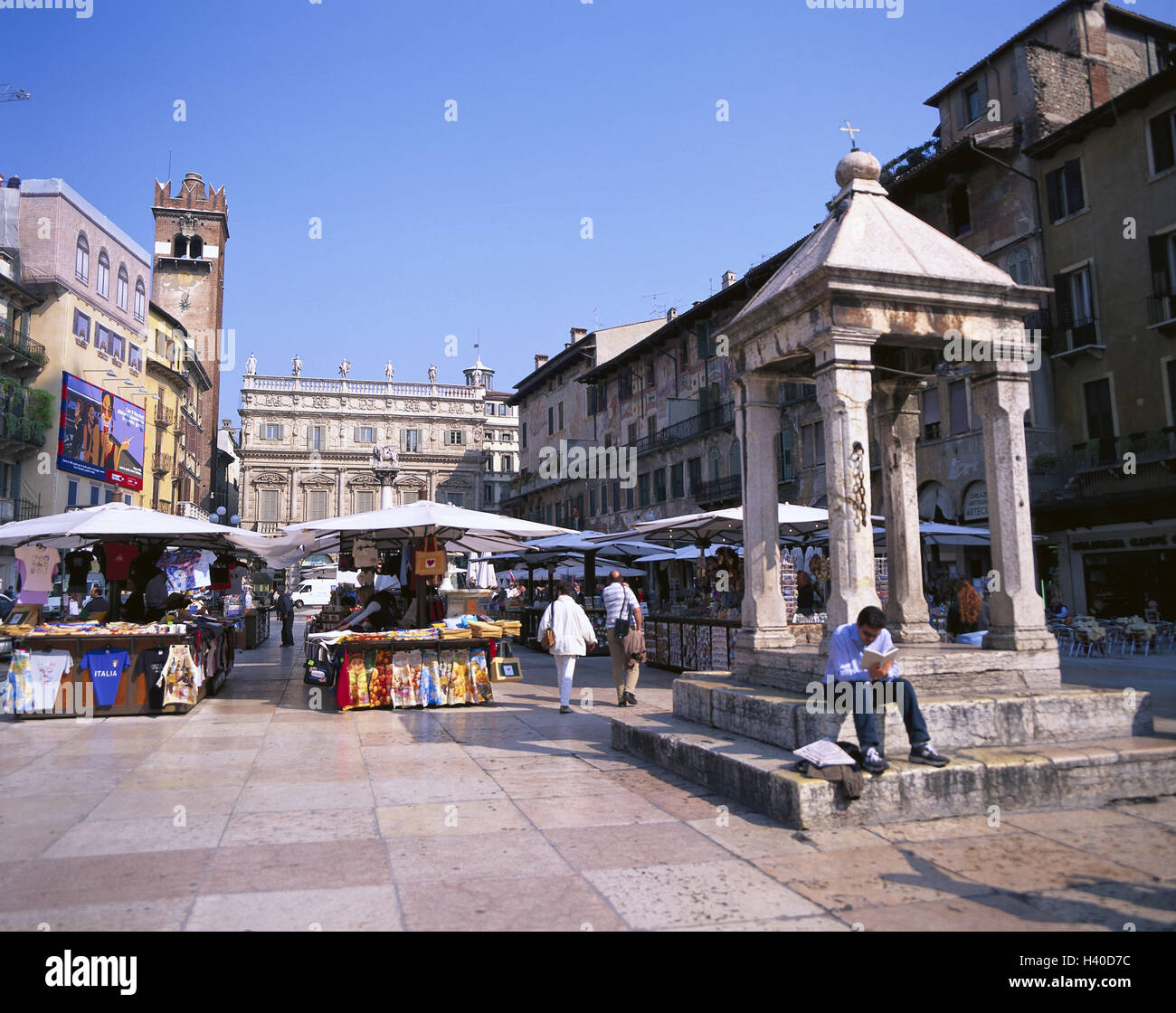 Italien, Veneto, Verona, Piazza Dell' Erben, Markt Stände, Torre Gardello, Tourist, Europa, Stadt, Altstadt, Zentrum, Marktplatz, Markt, Verkaufsstände, Gardello Turm, Glockenturm, die älteste Stadt Uhr Veronas, 1668, Barock, Kunst, Kultur, Struktur, pl Stockfoto