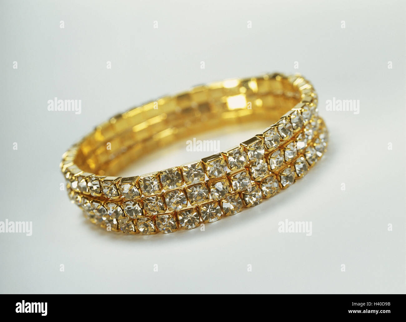 Schmuck, Armband, Studio einfügen, Ausschneiden, einfügen Produktfotografie, Still Life, Armband, Armbänder, dreifach, drei, Edelstein Nachahmung, goldenen Schmuck, Stockfoto