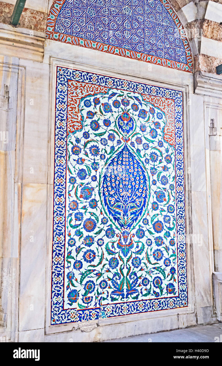 Die gefliesten Panel an der Fassade des Grabes von Sultan Selim II mit den bunten Blumenmuster Stockfoto