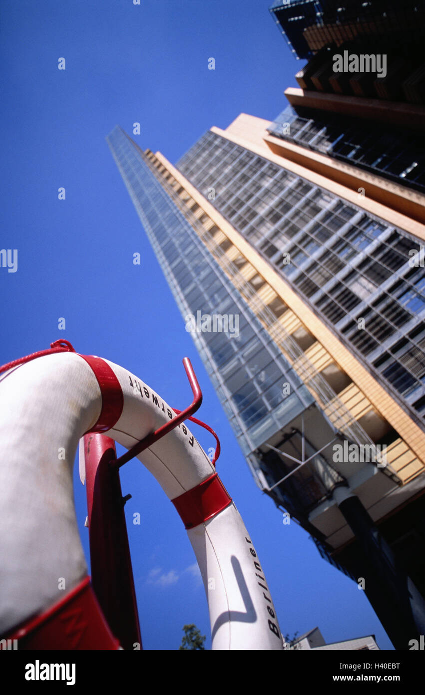 Deutschland, Berlin, Potsdamer Platz, DaimlerChrysler Gebäude von unten, Rettungsring, detail, Europa, Stadt, Hauptstadt, Gebäude, Struktur, Hochhaus, Architektur, Bürohaus, Bürohochhaus, Business, Wirtschaft, Industrie, Rettung Reifen, Label, "Berliner Feuerwehr" Stockfoto