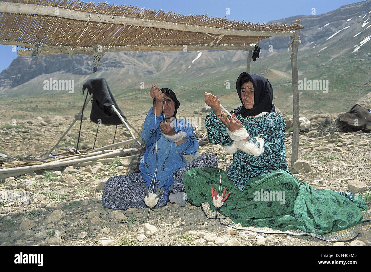 Iran, nahe Shiraz, Yasuj, gebirgiges Land, Frauen, Wolle, Spinnen, kein Model-Release, außen, Highland, Person, Nomad, Nomaden, Sit, Berge, primitiv, einfach Stockfoto