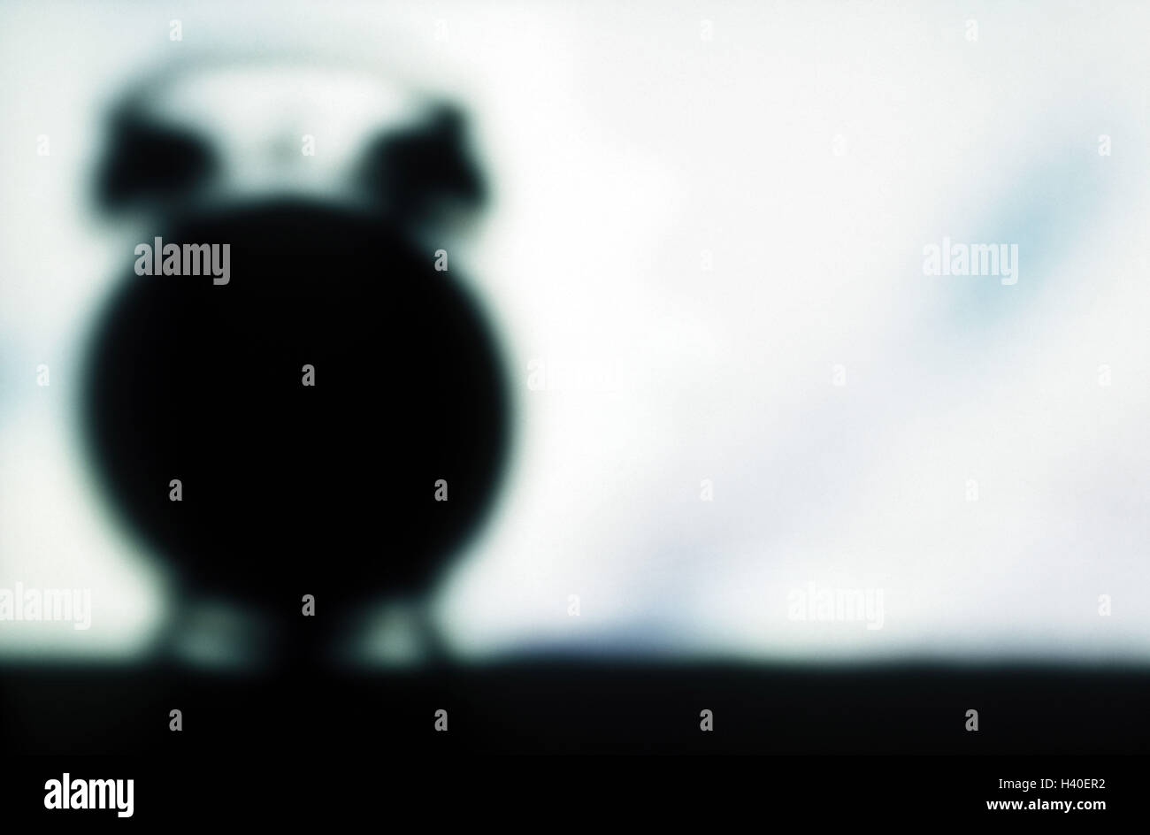 Wecker Uhren, Silhouette, Unschärfe, Zeit, Zeitanzeige, Erweckung Zeit aufwachen, klingeln, es aufstehen, Erinnerung, Zeitmessung, mal Messer, Zeit, Signal, Signal Vorsicht, Warnung, Produktfotografie, Still Life, Studio Stockfoto