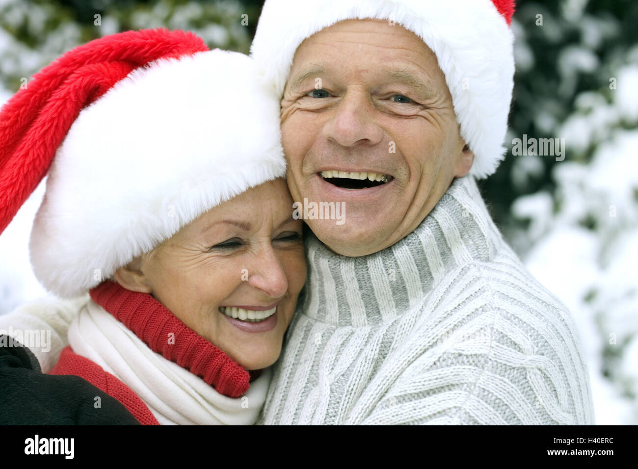 Weihnachten-Kappe, Santa Claus GAP, Zuneigung, beste Alter, Kappe, Kleidung, paar, umarmen, verlieben Sie sich in Liebe, festlich, fröhlich, Kopfbedeckungen, Freizeit, Liebe, nestle, außen, Partnerschaft, Porträt, Respekt, Saison, Senioren, lachen, kuscheln, ersparen Zeit, Zärtlichkeit, Winter, Winterkleidung, winterliche, Stockfoto