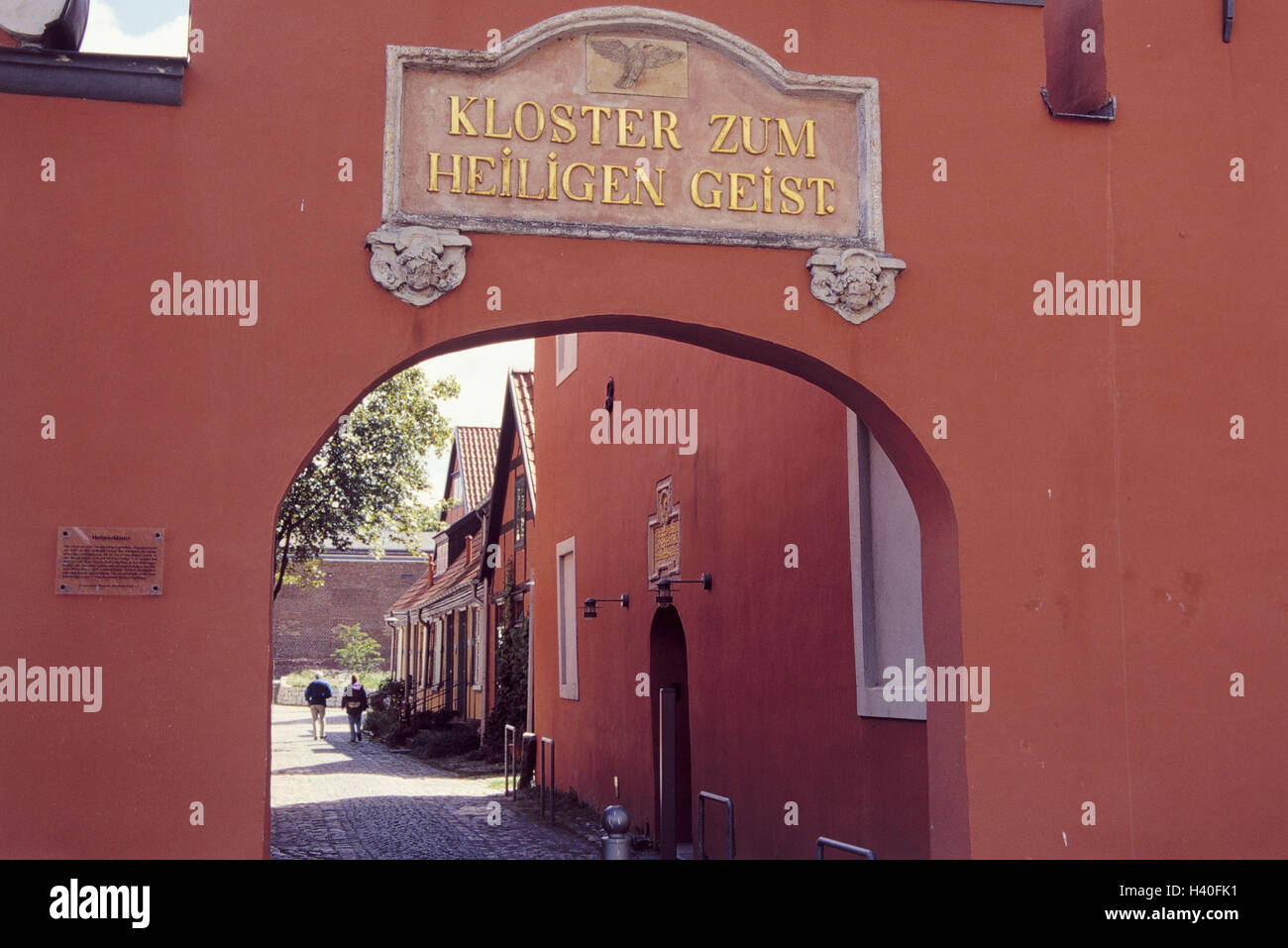 Deutschland, Mecklenburg-Vorpommern, Stralsund, Sanierungsmaßnahmen Geist  Kreuzgang, Detail, Portal, Europa, Norddeutschland, Ostsee, Hansestadt,  Stadt, Kloster zum Heiligen Geist, Kreuzgang, Gebäude, Fassade, rot,  Eingansbereich, Torbögen, Ziel ...