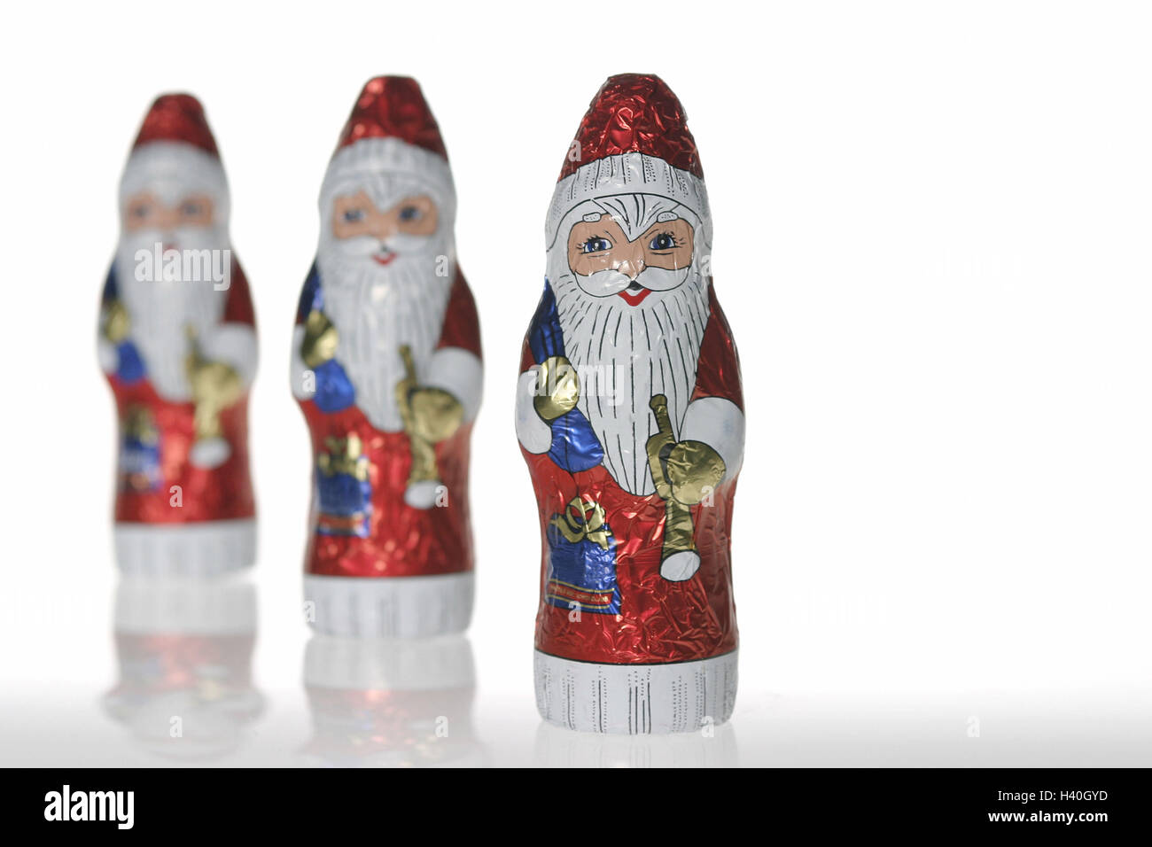 Schokolade Nicholases, drei Schokolade Nicholases, Schokoladen Weihnachtsmann, Schokoladen Weihnachtsmann, Schokolade, Süßigkeiten, süß, süß, enthält Zucker, Icon, Naschen, Advent, Santa, Weihnachtsmänner, Weihnachten, Yule Flut, Weihnachtszeit, Kindheit, Produkt-Fotografie Stockfoto